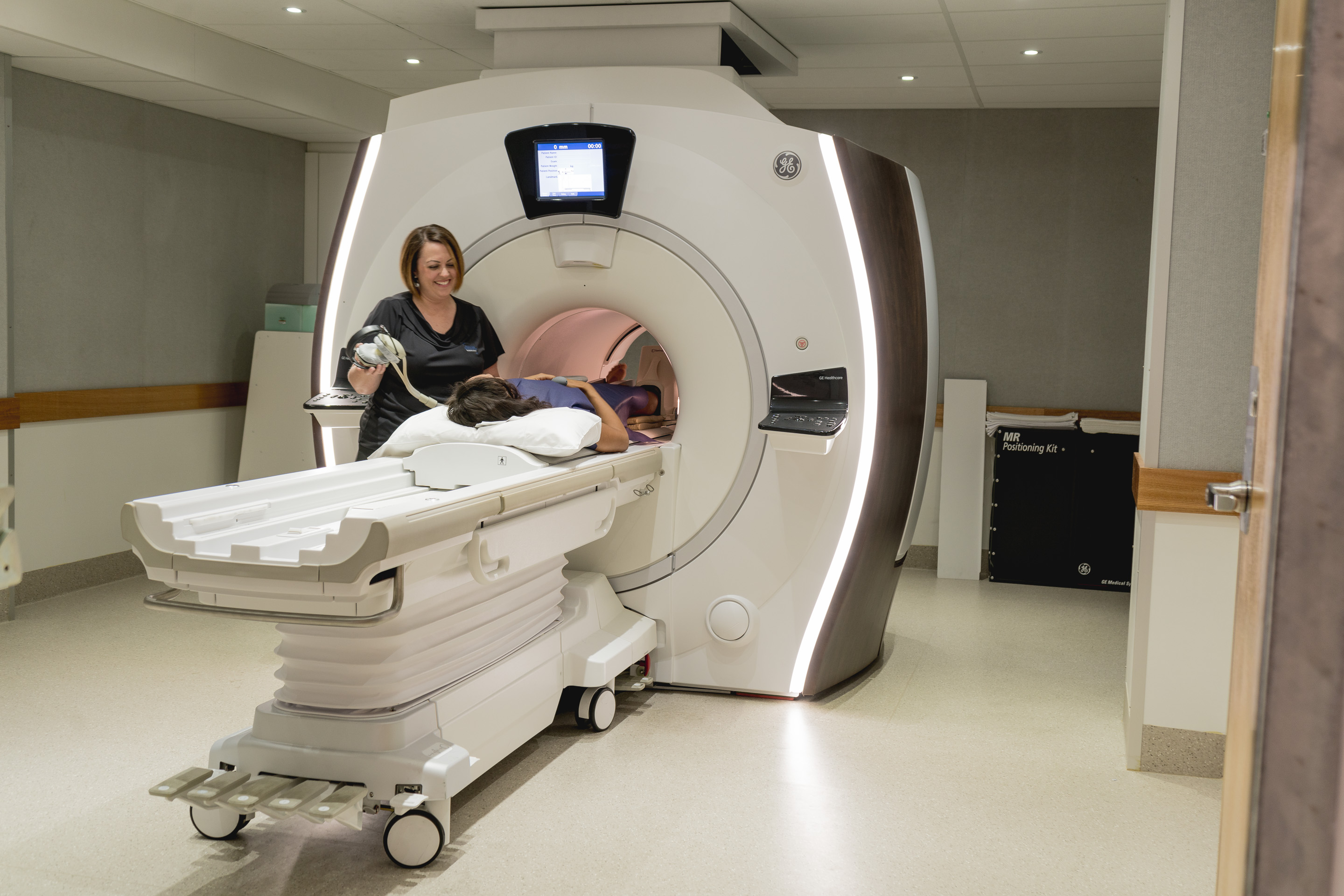 Female Doctor Performs MRI Procedure | Fowler Simmons Radiology | Fowler Simmons Radiology